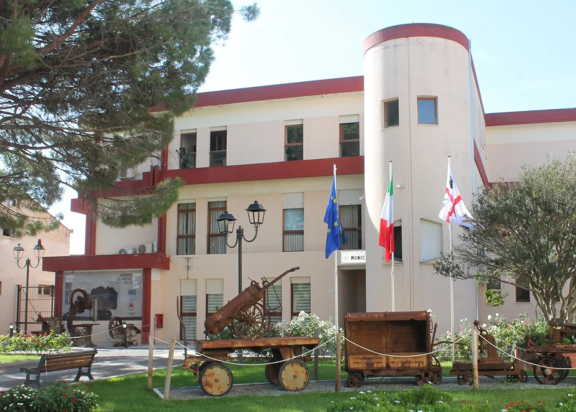 Piazza del Municipio con reperti minerari