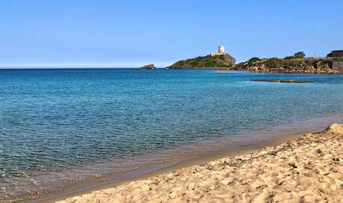 Spiaggia di Nora con rovine
