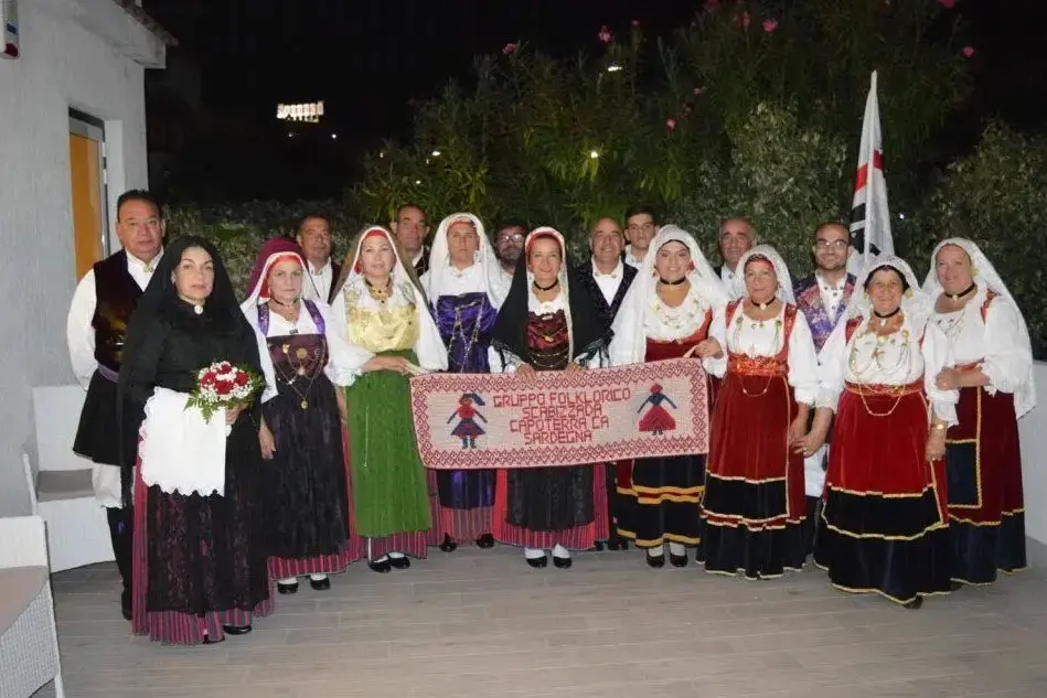 Gruppo folk in costume sardo